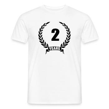 Lauwerkrans 2 Jahre mit Nummer und Bannerjahr - Männer T-Shirt - Weiß - Vorne - AI Model Male 178 dark (178cm)