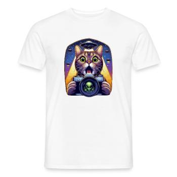 Lustige verängstigte Katze mit UFO-Alien-Angriff 3D-Effekt - Männer T-Shirt - Weiß - Vorne - AI Model Male 178 dark (178cm)