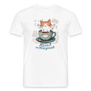 Wecker aufladen, Katzenhumor und Kaffeebecher - Männer T-Shirt - Weiß - Vorne - AI Model Male 178 dark (178cm)