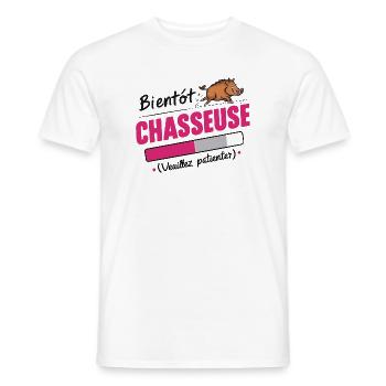 bientôt chasseuse - T-shirt homme - blanc - Devant - AI Model Male 178 dark (178cm)