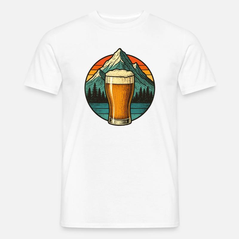 Bergblick mit Bierglas Design - Männer T-Shirt - Weiß