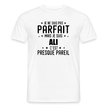 Ali: authentisch, unvollkommen, oberflächlich, perfekt - Männer T-Shirt - Weiß - Vorne - AI Model Male 178 dark (178cm)