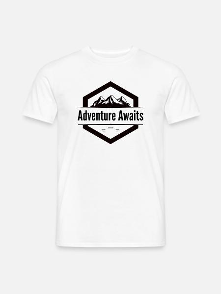 Adventure Awaits – Reise Shirt - Männer T-Shirt - Weiß