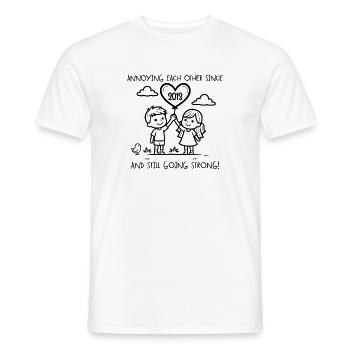 Wir nerven uns gegenseitig seit 2013 - Männer T-Shirt - Weiß - Vorne - AI Model Male 178 dark (178cm)