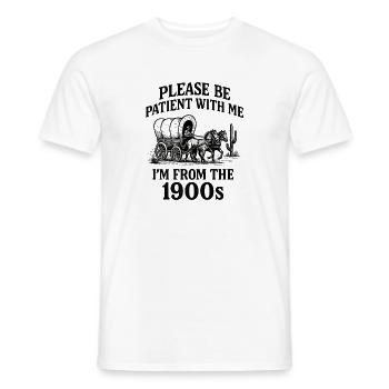 Bitte haben Sie Geduld mit mir, ich komme aus den  - Männer T-Shirt - Weiß - Vorne - AI Model Male 178 dark (178cm)