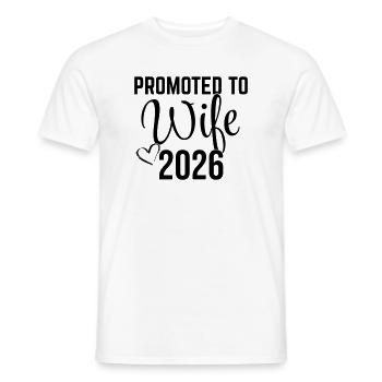 Promoted to Wife 2026 – Ehefrau 2026 Design - Männer T-Shirt - Weiß - Vorne - AI Model Male 178 dark (178cm)