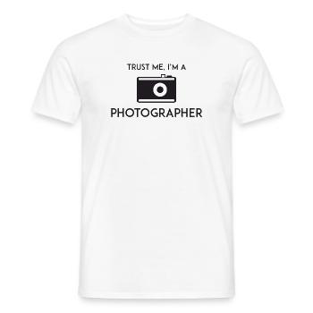 Vertrau mir, ich bin Fotograf - Männer T-Shirt - Weiß - Vorne - AI Model Male 178 dark (178cm)