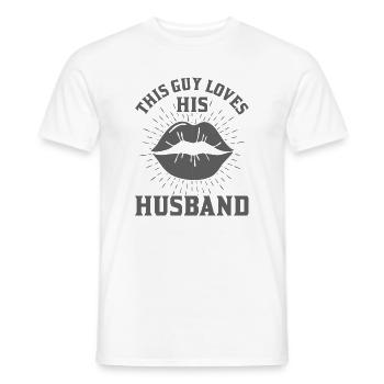 Dieser Typ liebt seinen Mann - Männer T-Shirt - Weiß - Vorne - AI Model Male 178 dark (178cm)