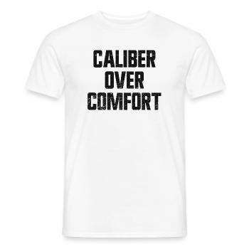 Calibre avant confort – Porte dissimulé conformément à la 2e V - T-shirt homme - blanc - Devant - AI Model Male 178 dark (178cm)