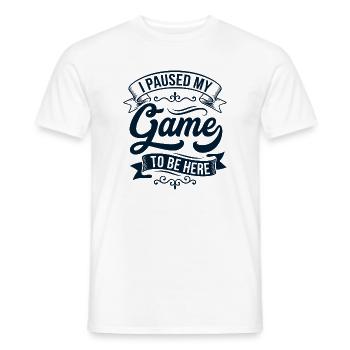 Ich pausierte mein Spiel – Banner - Männer T-Shirt - Weiß - Vorne - AI Model Male 178 dark (178cm)