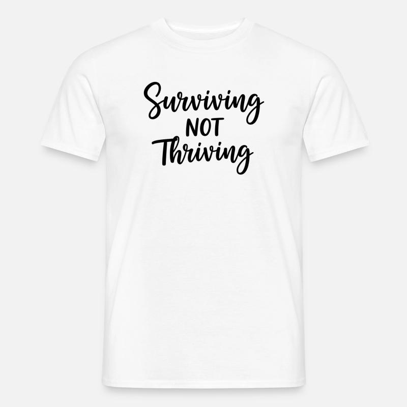 Surviving Not Thriving – Ehrlicher Spruch - Männer T-Shirt - Weiß
