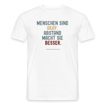 Menschen sind okay. Abstand macht sie besser. - Männer T-Shirt - Weiß - Vorne - AI Model Male 178 dark (178cm)