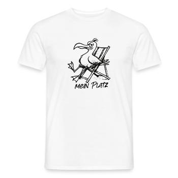 Pelikan am Strandstuhl – Mein Platz - Männer T-Shirt - Weiß - Vorne - AI Model Male 178 dark (178cm)