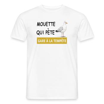 Vorsicht vor dem Sturm – Möwe auf dem gelben Kai - Männer T-Shirt - Weiß - Vorne - AI Model Male 178 dark (178cm)