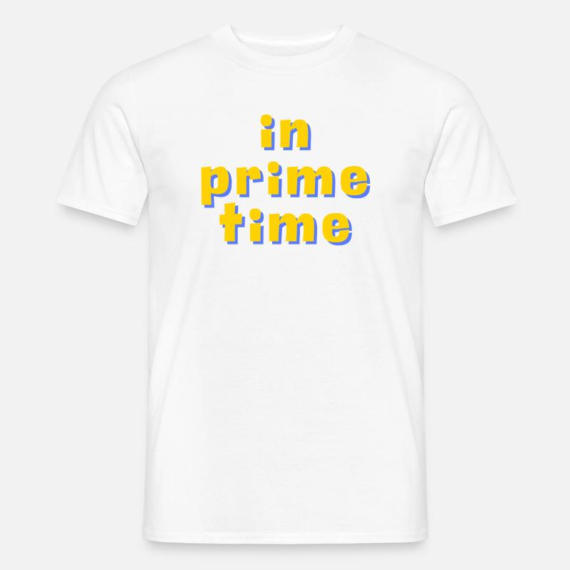In Prime Time Retro 3D Typografie - Männer T-Shirt - Weiß