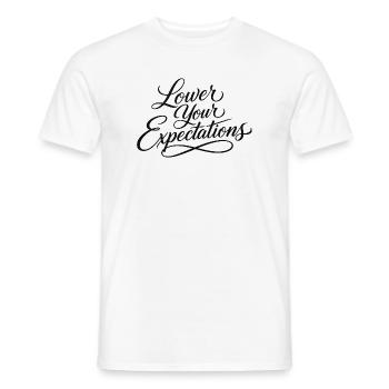 Sarkasmus – Senke deine Erwartungen – Lustige Frau - Männer T-Shirt - Weiß - Vorne - AI Model Male 178 dark (178cm)