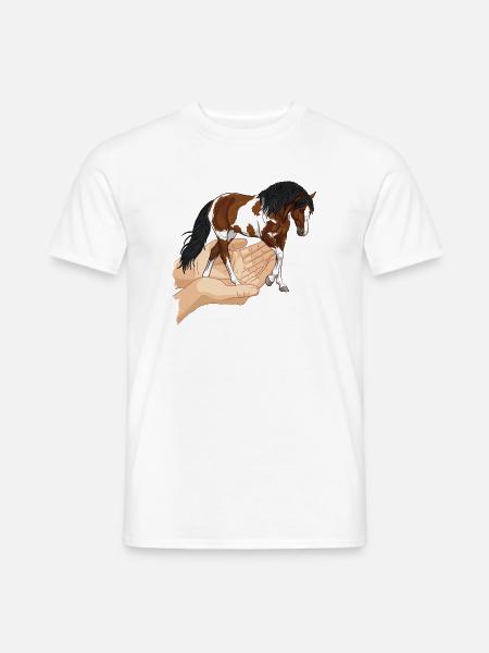 Ein beflecktes Pferd, das mit zwei verschränkten Händen herauskommt - Männer T-Shirt - Weiß