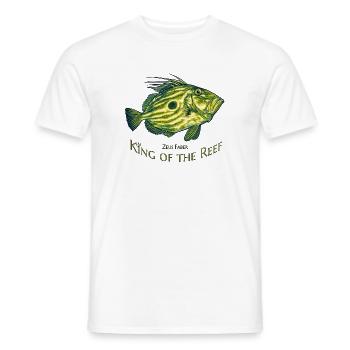 King of the Reef – Zeus Faber Petersfisch - Männer T-Shirt - Weiß - Vorne - AI Model Male 178 dark (178cm)