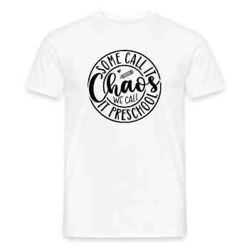 Manche nennen es Chaos, wir nennen es Vorschule - Männer T-Shirt - Weiß - Vorne - AI Model Male 178 dark (178cm)