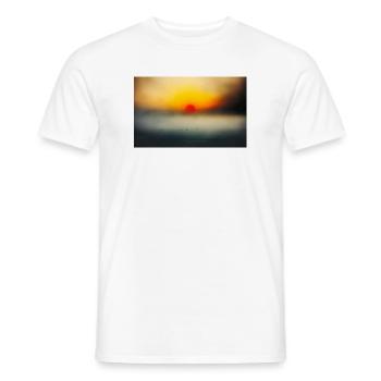 Abendstimmung am ruhigen Meer - Männer T-Shirt - Weiß - Vorne - AI Model Male 178 dark (178cm)