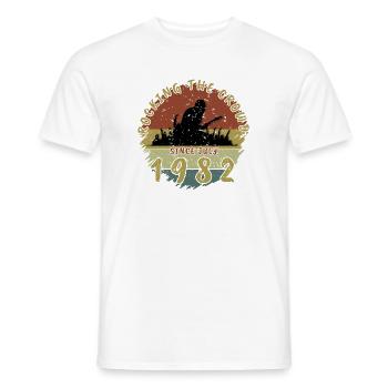 44th Birthday Rocking the crowd GIT 07/1982 - Men's T-Shirt - white - Front - AI Model Male 178 dark (178cm)