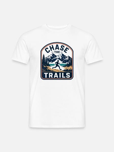 Chase the Trails Mountain Runner Abzeichen - Männer T-Shirt - Weiß