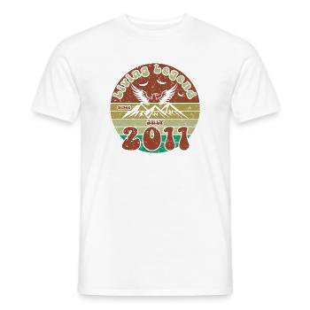 15e anniversaire : Légende vivante depuis le VIN 07/2011 - T-shirt homme - blanc - Devant - AI Model Male 178 dark (178cm)