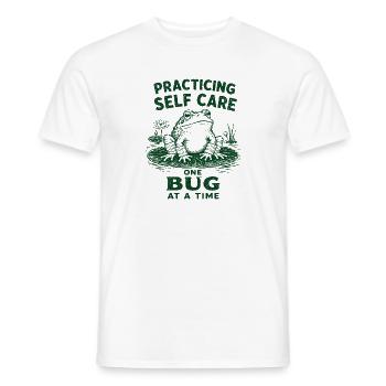 Practicing Self Care One Bug At A Time Funny Frog - Männer T-Shirt - Weiß - Vorne - AI Model Male 178 dark (178cm)