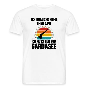 Ich brauche keine Therapie ich muss zum Gardasee - Männer T-Shirt - Weiß - Vorne - AI Model Male 178 dark (178cm)