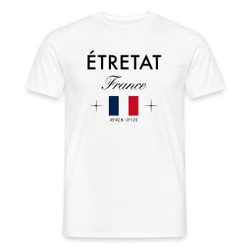 Etretat Frankreich Koordinaten Reise Souvenir - Männer T-Shirt - Weiß - Vorne - AI Model Male 178 dark (178cm)