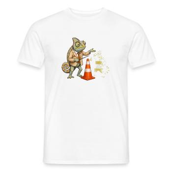 Chamäleon Fahrlehrer übt sicher mit Verkehrskegel - Männer T-Shirt - Weiß - Vorne - AI Model Male 178 dark (178cm)