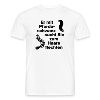 ER MIT PFERDESCHWANZ SUCHT SIE ZUM HAARE FLECHTEN - Männer T-Shirt - Weiß - Vorne - AI Model Male 178 dark (178cm)