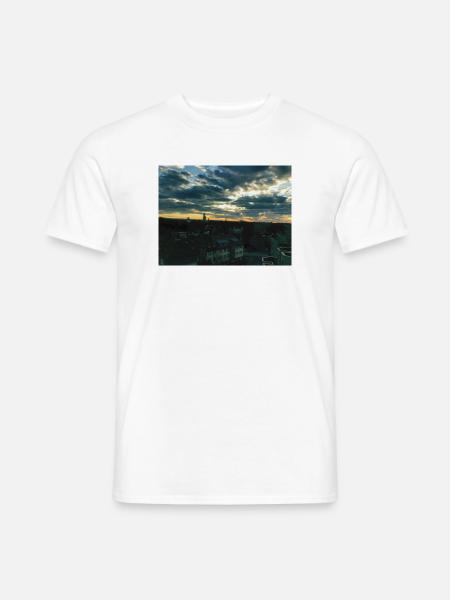 Sonnenuntergang über Stadtlandschaft - Männer T-Shirt - Weiß