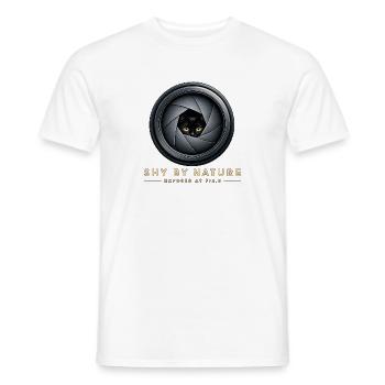 Shy by Nature – Lustige Fotografie Katzendesign - Männer T-Shirt - Weiß - Vorne - AI Model Male 178 dark (178cm)