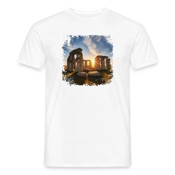 Sonnenaufgang über einer megalithischen Anlage - Männer T-Shirt - Weiß - Vorne - AI Model Male 178 dark (178cm)