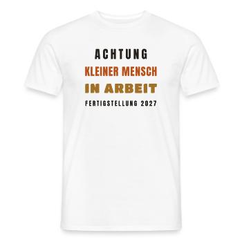 Schwanger 2027 Kleiner Mensch in Arbeit - Männer T-Shirt - Weiß - Vorne - AI Model Male 178 dark (178cm)