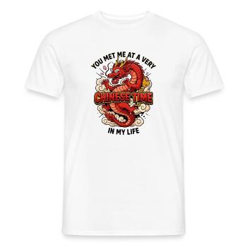 Du hast mich zu einer sehr chinesischen Zeit meines Lebens getroffen. China. - Männer T-Shirt - Weiß - Vorne - AI Model Male 178 dark (178cm)