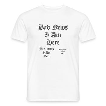 Gotischer Text Schlechte Nachrichten Ich bin hier - Männer T-Shirt - Weiß - Vorne - AI Model Male 178 dark (178cm)