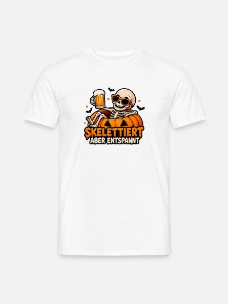 Skelettiert aber entspannt – Halloween - Männer T-Shirt - Weiß