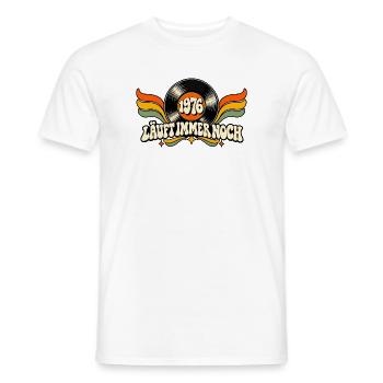 1976 – Läuft immer noch - Männer T-Shirt - Weiß - Vorne - AI Model Male 178 dark (178cm)