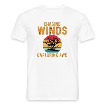 Storm Chasing: Den Winden nachjagen, Ehrfurcht einfangen - Männer T-Shirt - Weiß - Vorne - AI Model Male 178 dark (178cm)
