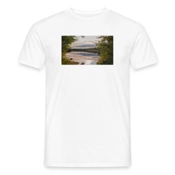 Spiegelung am Seeufer: Abendruhe - Männer T-Shirt - Weiß - Vorne - AI Model Male 178 dark (178cm)