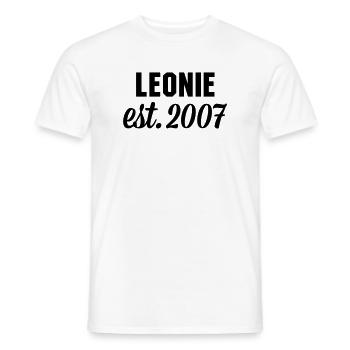 Leonie est 2007 - Männer T-Shirt - Weiß - Vorne - AI Model Male 178 dark (178cm)