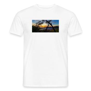 Sonnenuntergang über der Wildnis - Männer T-Shirt - Weiß - Vorne - AI Model Male 178 dark (178cm)