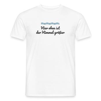 Hier oben ist der Himmel größer – Norddeutschland - Männer T-Shirt - Weiß - Vorne - AI Model Male 178 dark (178cm)