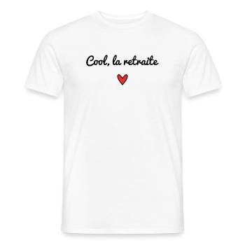 RETRAITE. RETRAITE. RETRAITEE. RETRAITE - T-shirt homme - blanc - Devant - AI Model Male 178 dark (178cm)