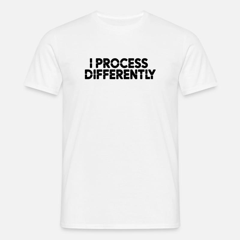 I process differently - Männer T-Shirt - Weiß