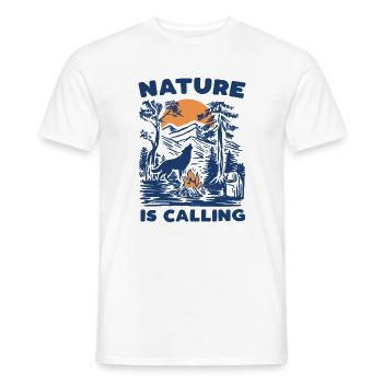 Wandern – Die Natur ruft - Männer T-Shirt - Weiß - Vorne - AI Model Male 178 dark (178cm)