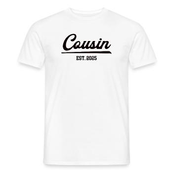 Cousin est 2025 Babyparty Cousins Baby Verkündung - Männer T-Shirt - Weiß - Vorne - AI Model Male 178 dark (178cm)