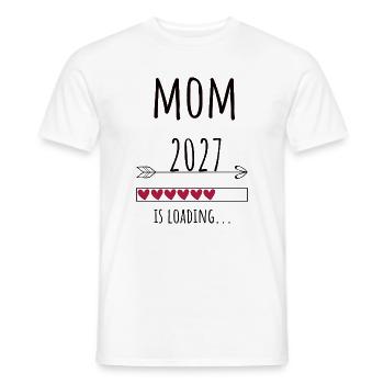 Pregnancy Announcement – Mama 2027 Geschenk - Männer T-Shirt - Weiß - Vorne - AI Model Male 178 dark (178cm)